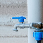 01-plumbing-with-heating-cable Как предотвратить замерзание водопровода